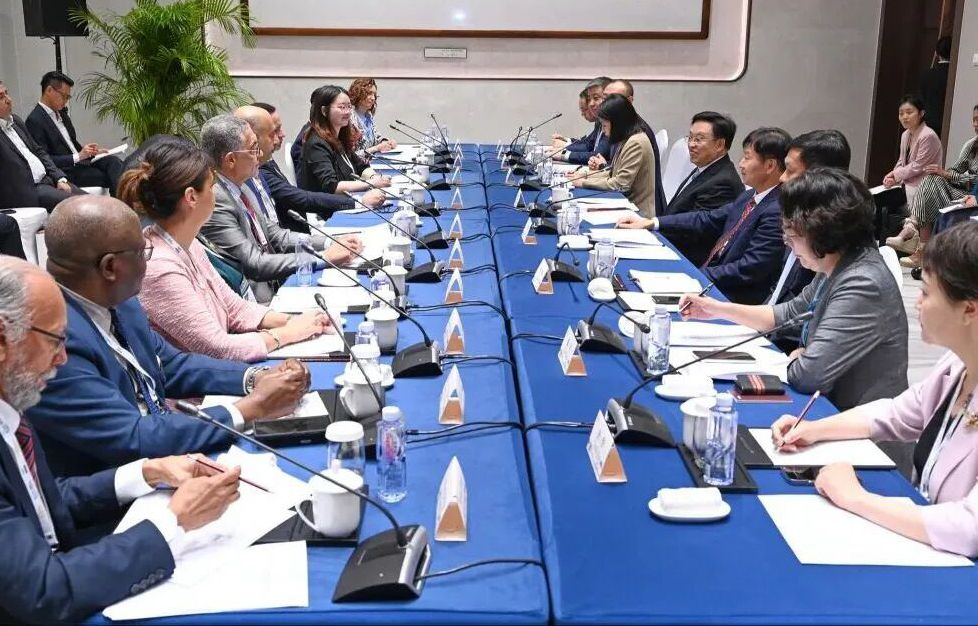 Hainan Leaders Meet With Representatives of World FZO