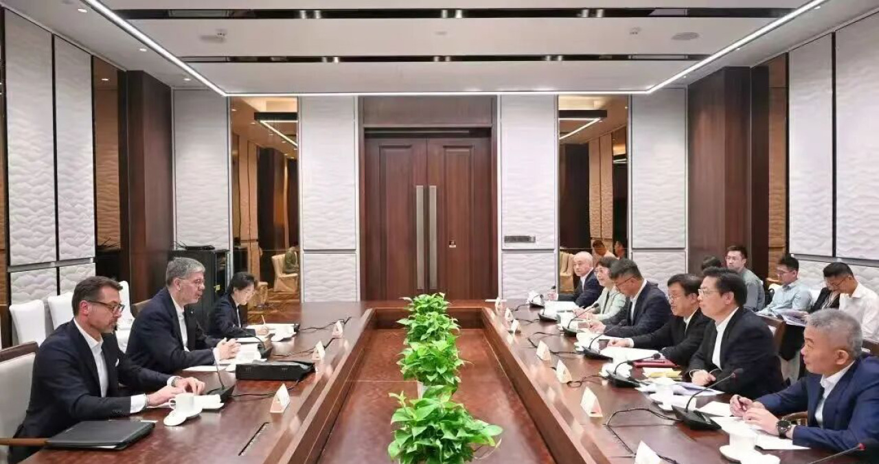 Feng Fei Meets with Italian Ambassador to China Massimo Ambrosetti