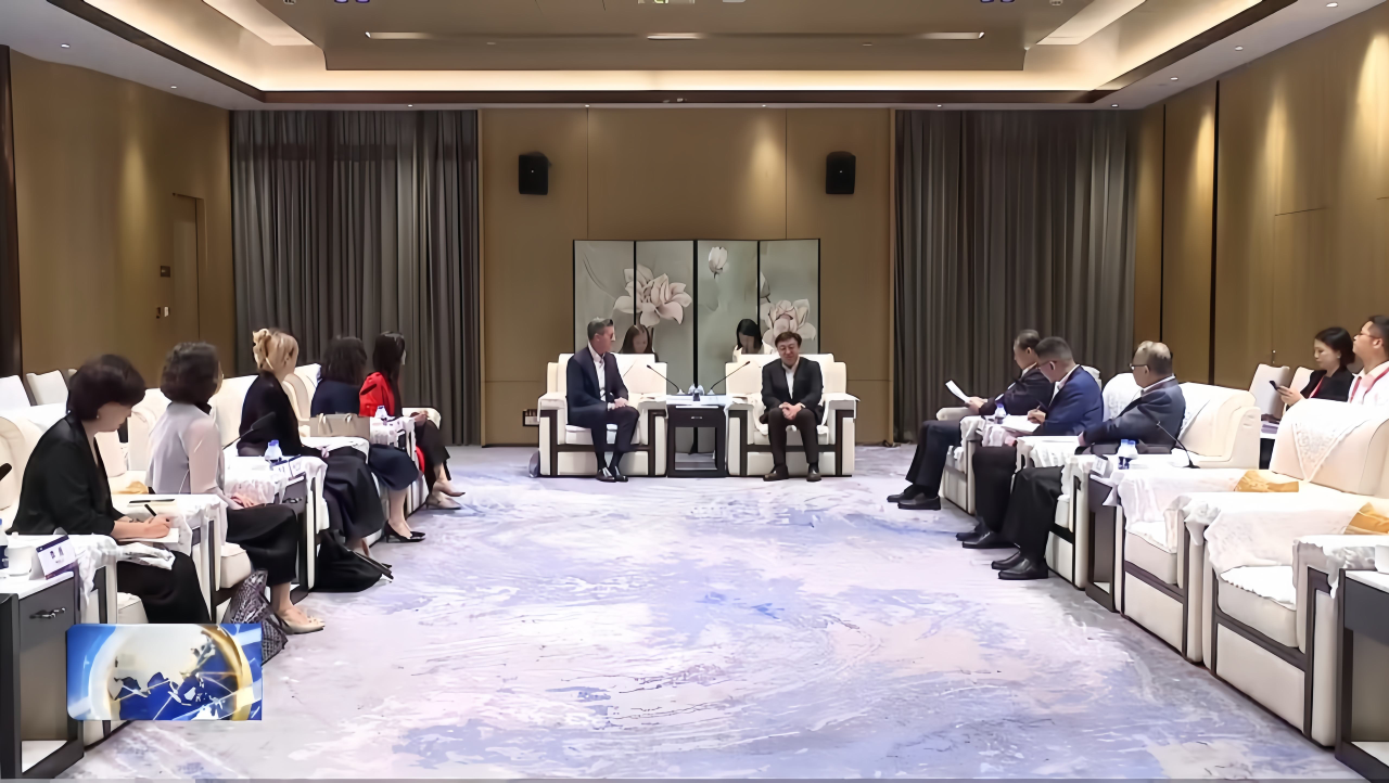 Feng Fei Meets Estée Lauder’s President of Asia Pacific and Travel Retail Worldwide