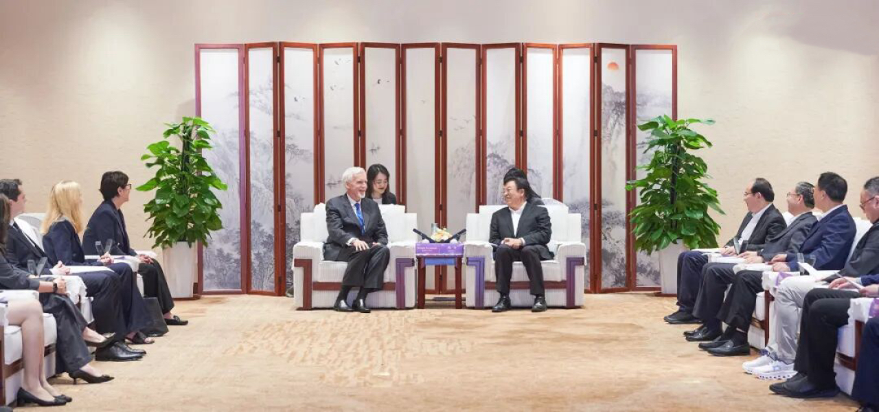 Feng Fei Meets Avatar 3 Director James Cameron