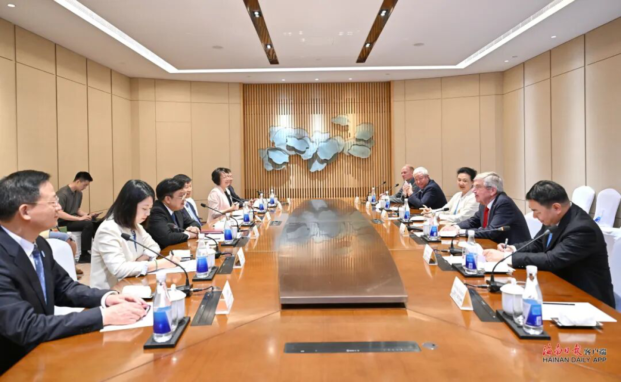 Feng Fei and Liu Xiaoming Meet IOC Honorary President Bach